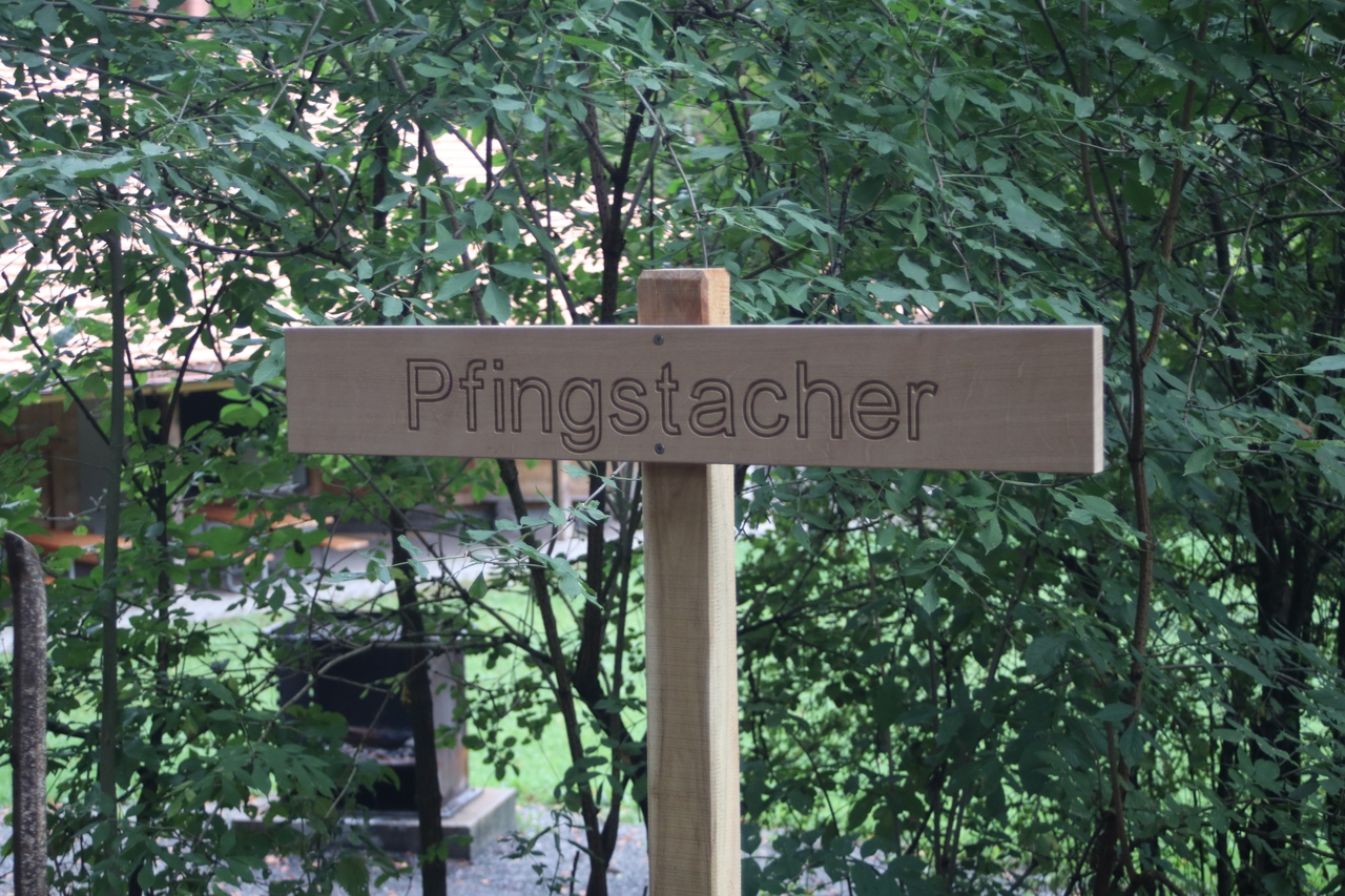 Die erste Tafel ist gesetzt