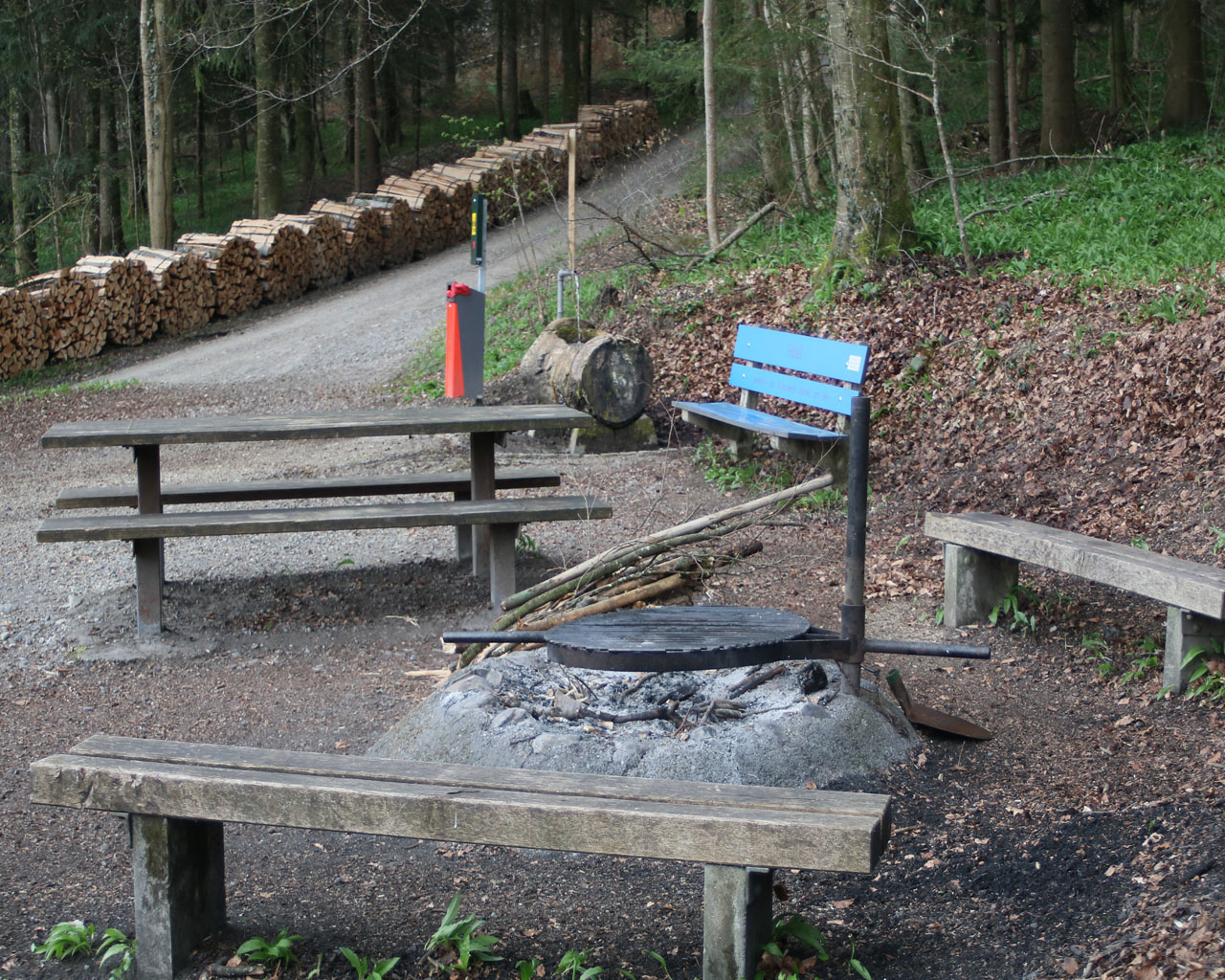 Rastplatz im Wald Brunnen