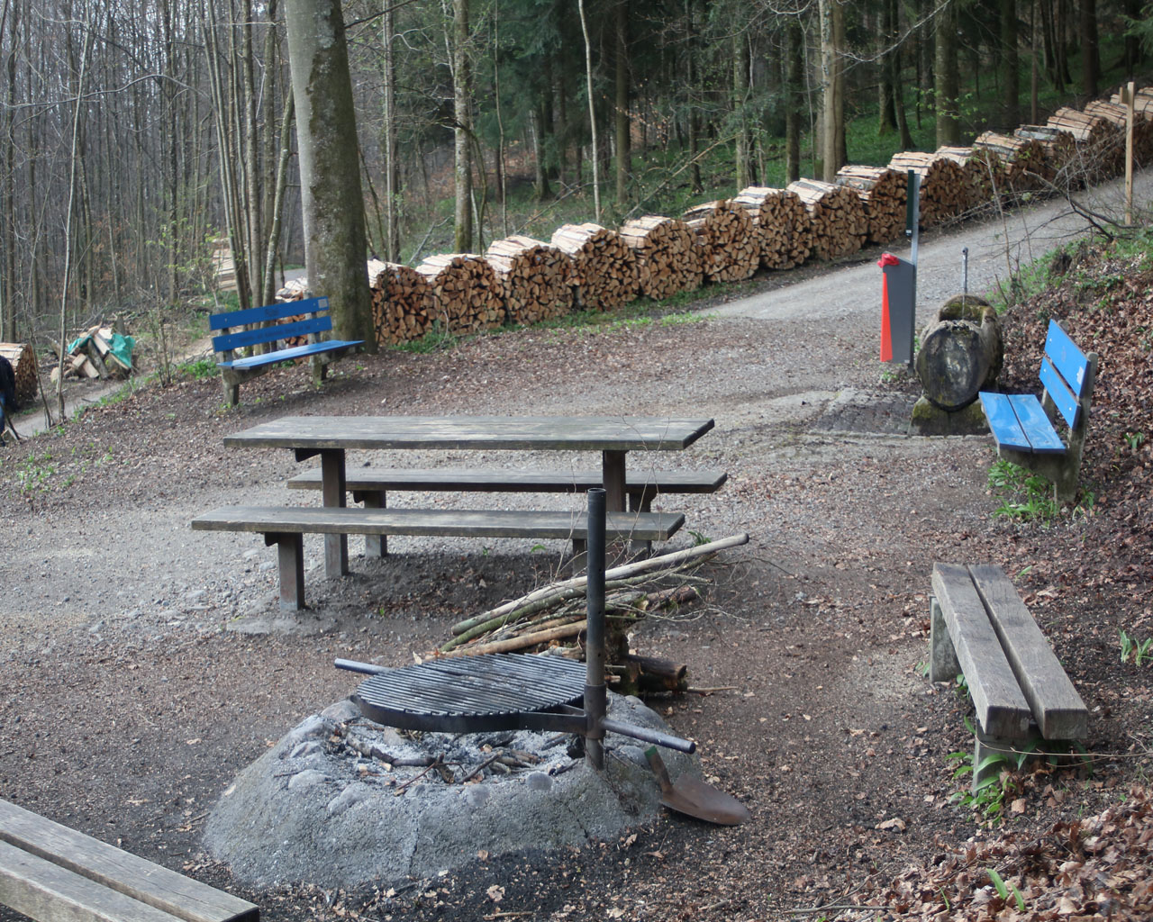 Rastplatz im Wald Diverse Baenkli
